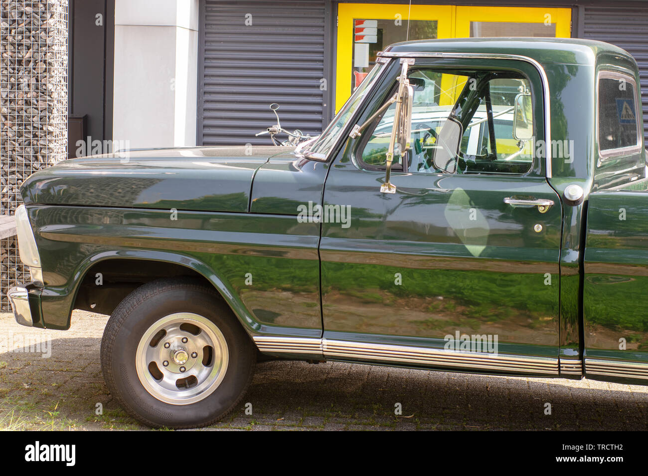 The front of a green vintage pickup truck Stock Photo - Alamy