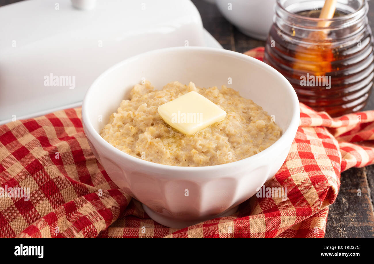 Овсяная каша на воде с маслом. Овсянка с маслом. Каша овсяная с маслом. Геркулесовая каша с маслом. Овсянка со сливочным маслом.