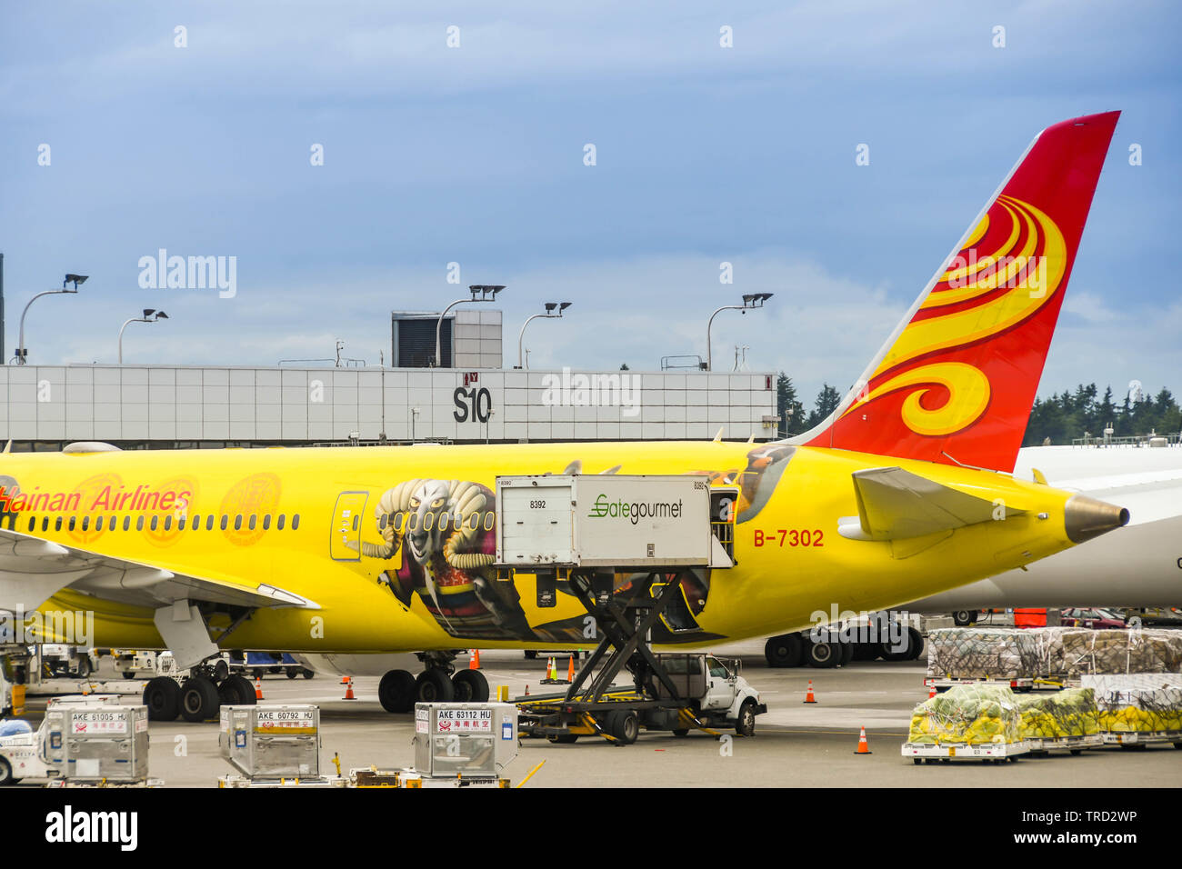 SEATTLE TACOMA AIRPORT, WA, USA - JUNE 2018: Scissor lift truck of Gate Gourmet loading catering onto a Hainan Airlines jet at Seattle Tacoma airport Stock Photo