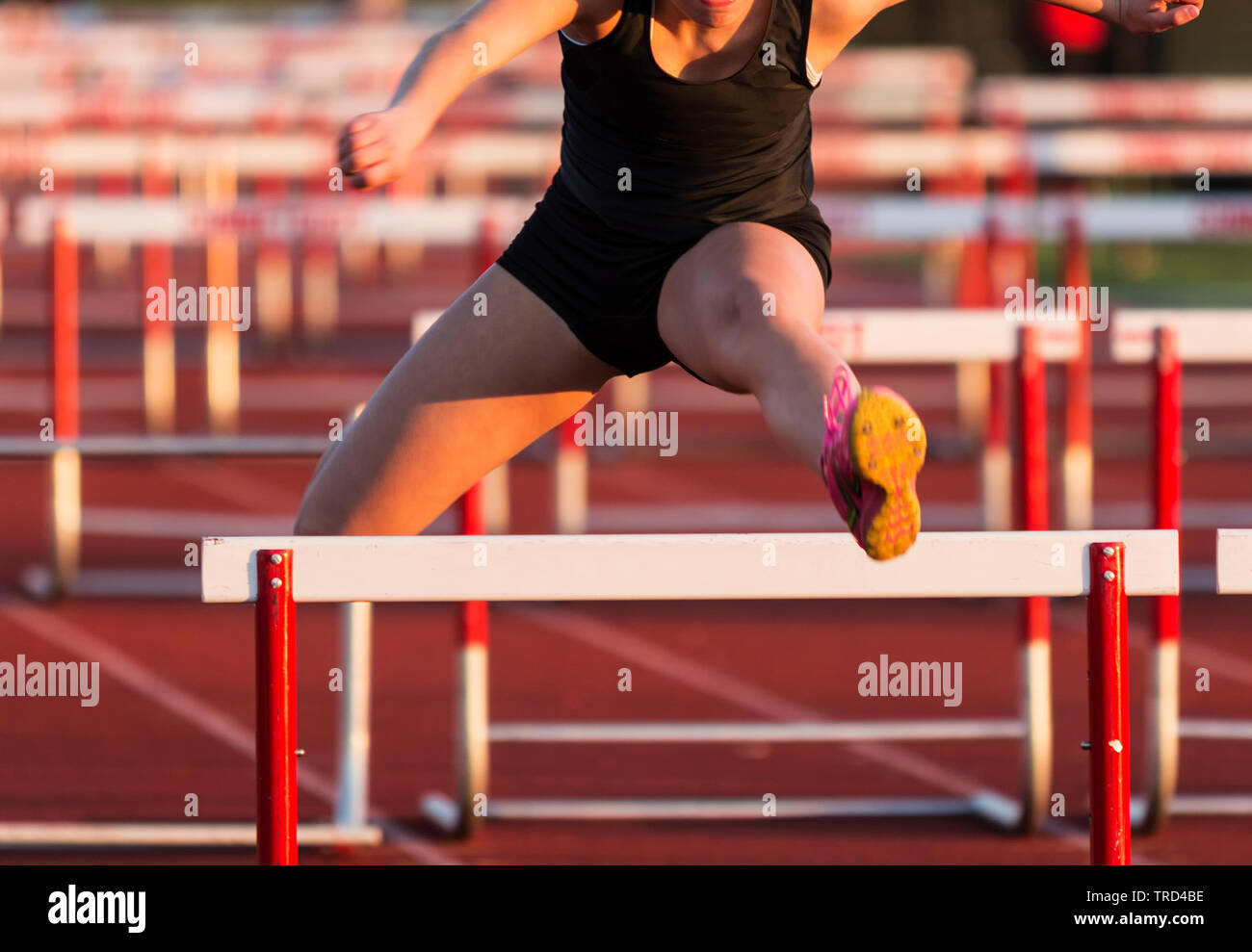 A high school girl wearing a black uniform is raving in the 100 meter