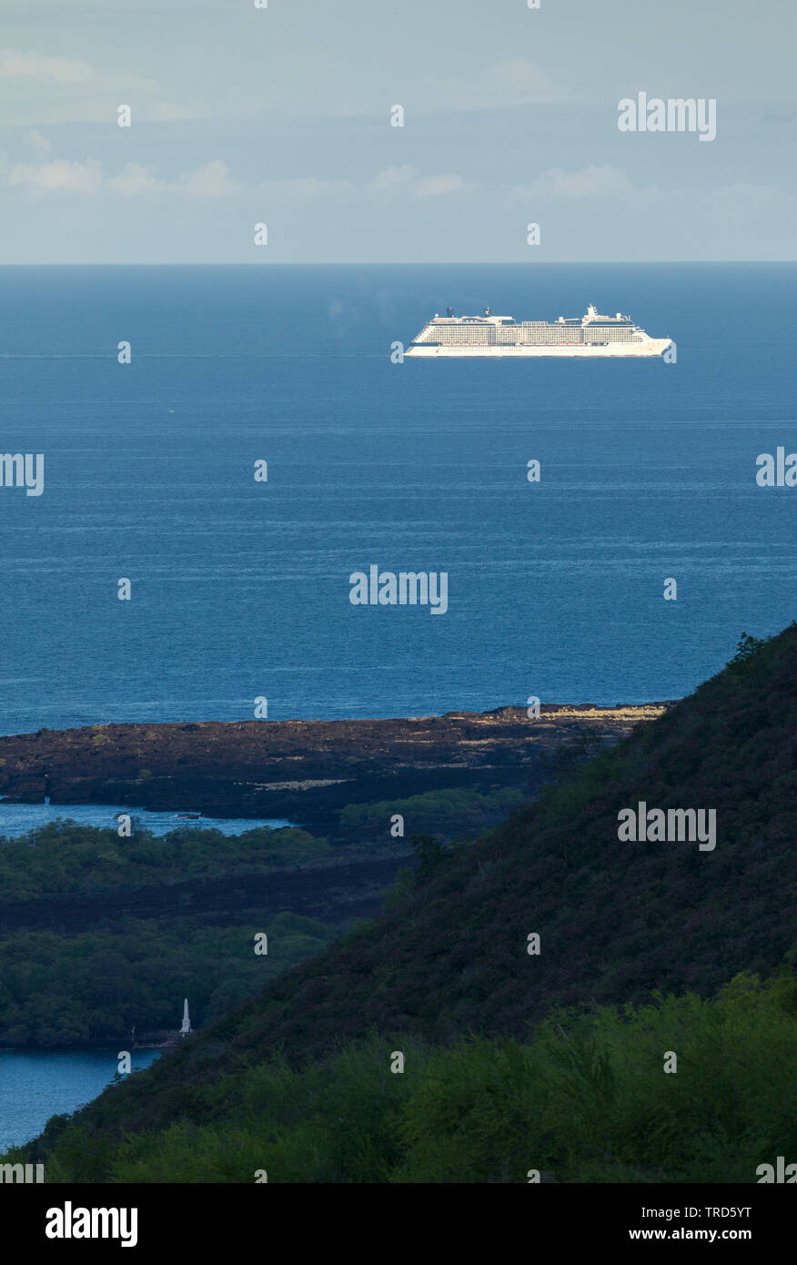 Cruise ship heads toward Kailua Kona, Hawaii with historic Captain Cook