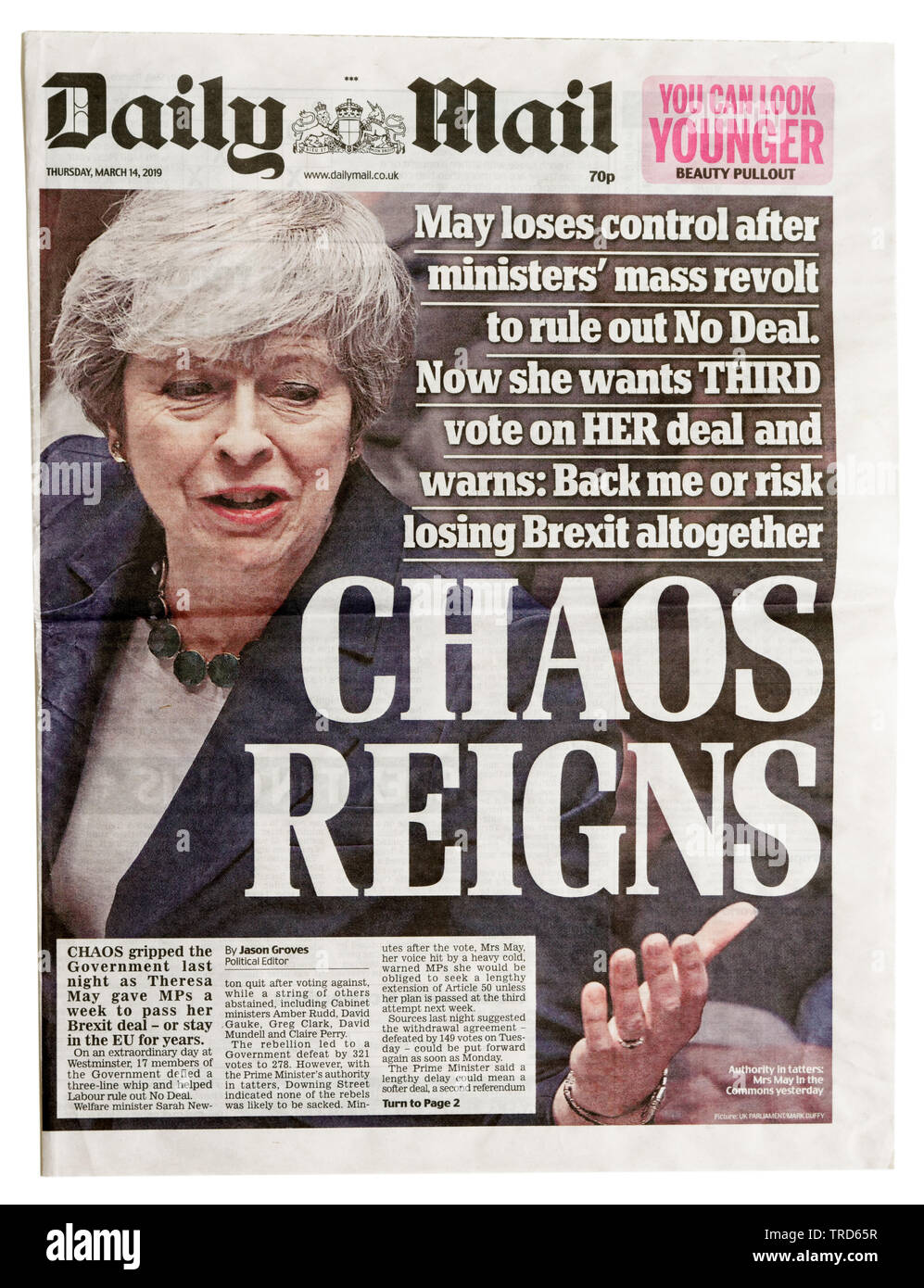 Front page of the Daily Mail with the headline Chaos Reigns Stock Photo