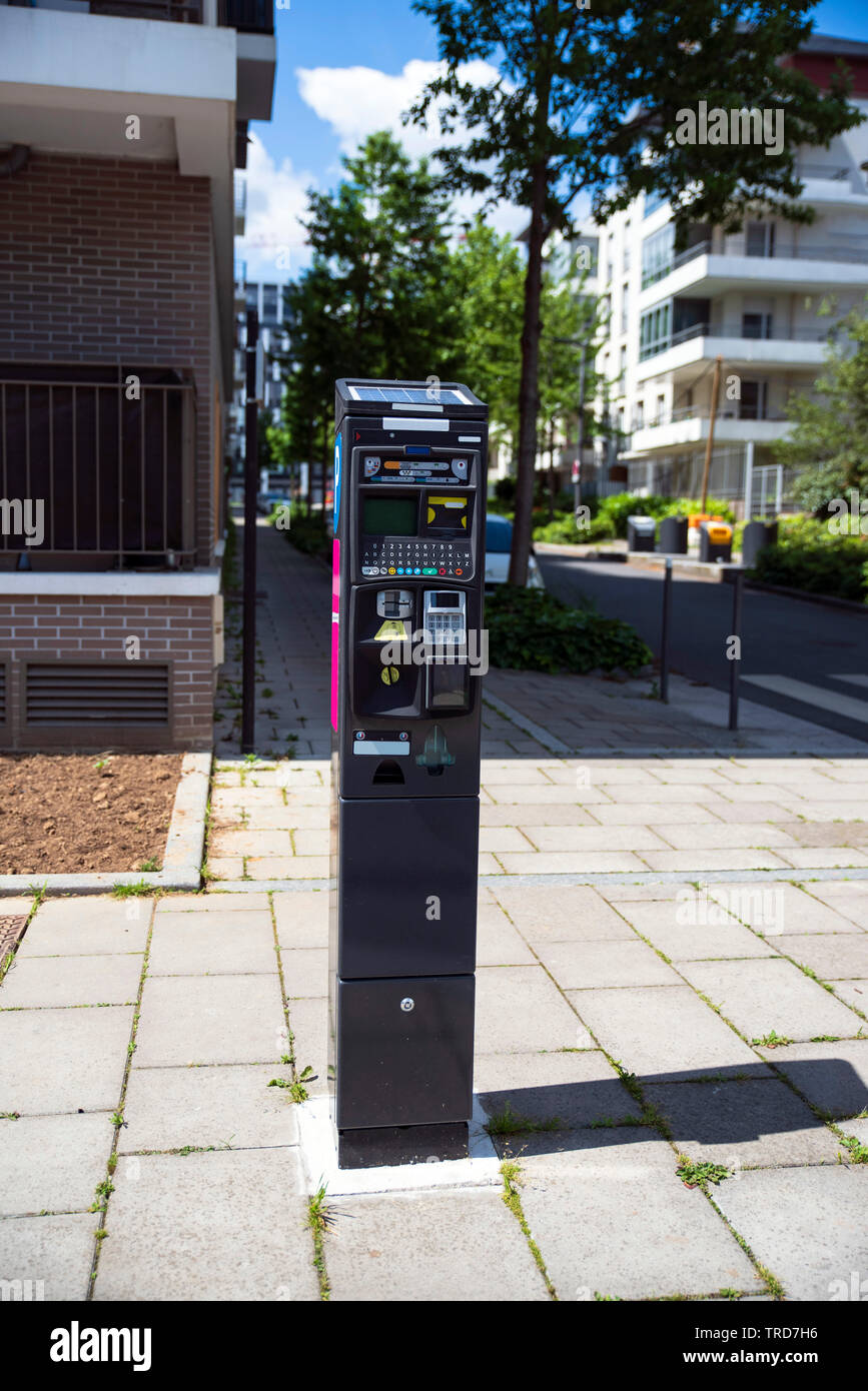 A time clock in town in front of a modern building Stock Photo