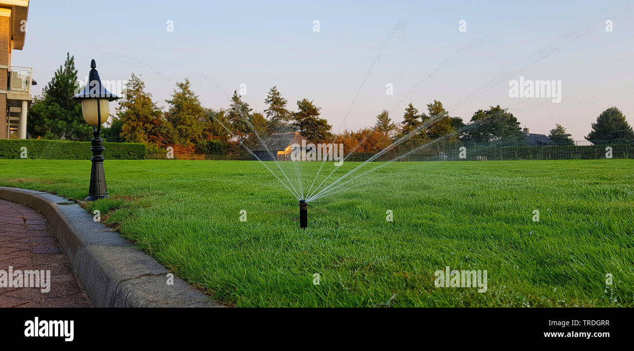 Overhead sprinkler irrigation hires stock photography and images Alamy