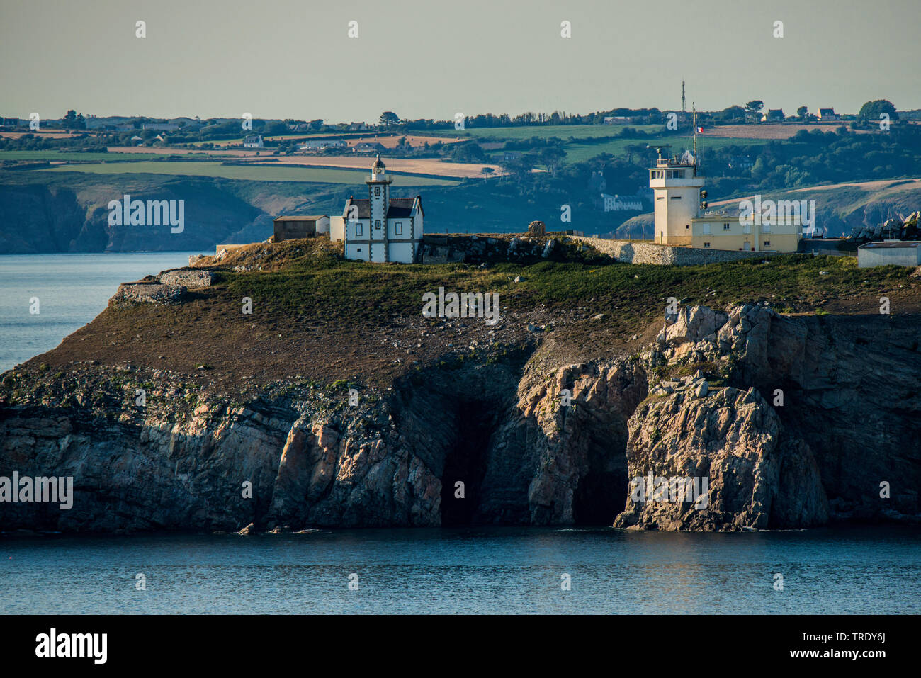 atlantic coast with lighthouse Pointe du Toulinguet, France, Brittany, Crozon, Camaret-sur-Mer Stock Photo