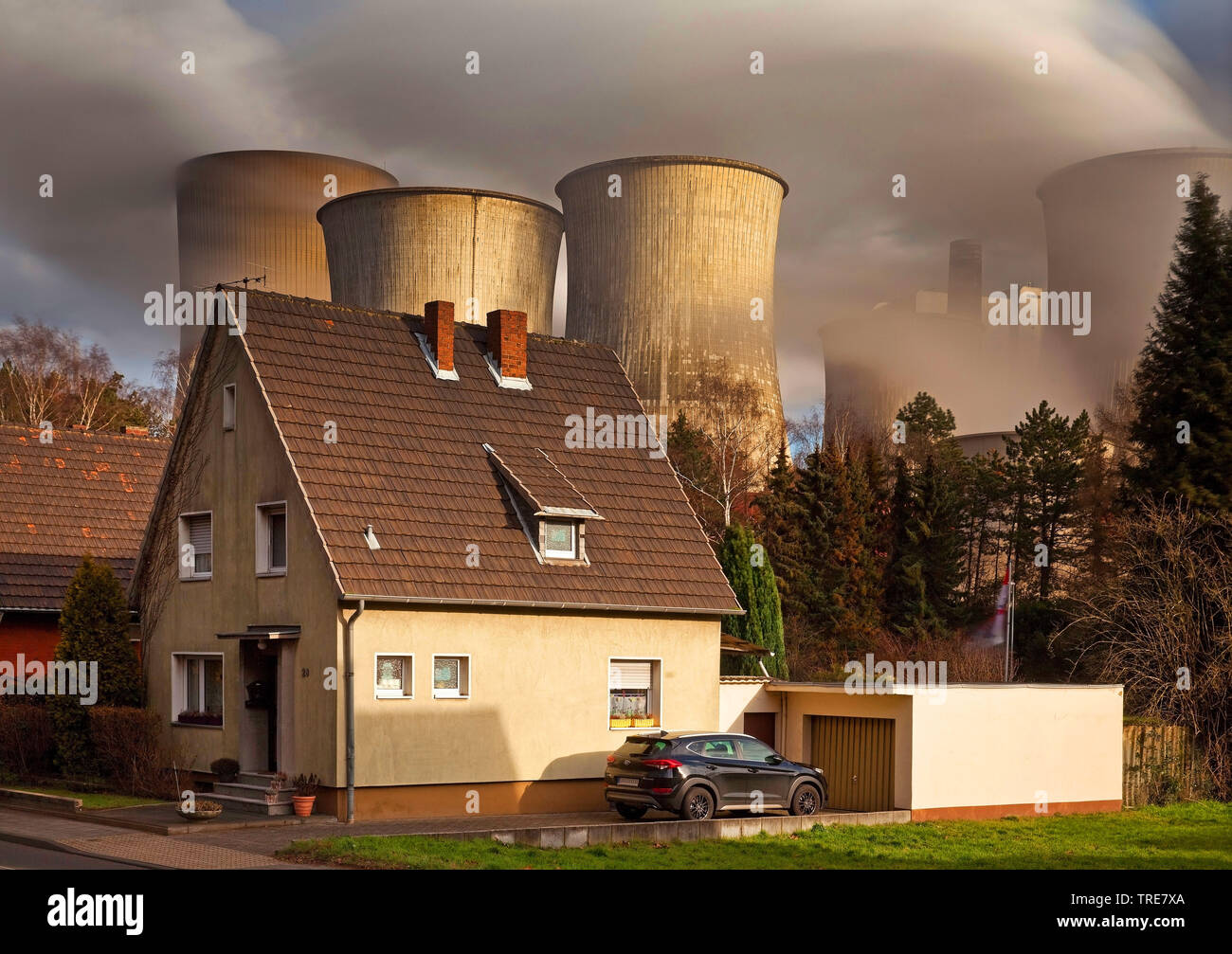 residential houses in district Auenheim in front of brown coal power station Niederaussem, Germany, North Rhine-Westphalia, Bergheim Stock Photo