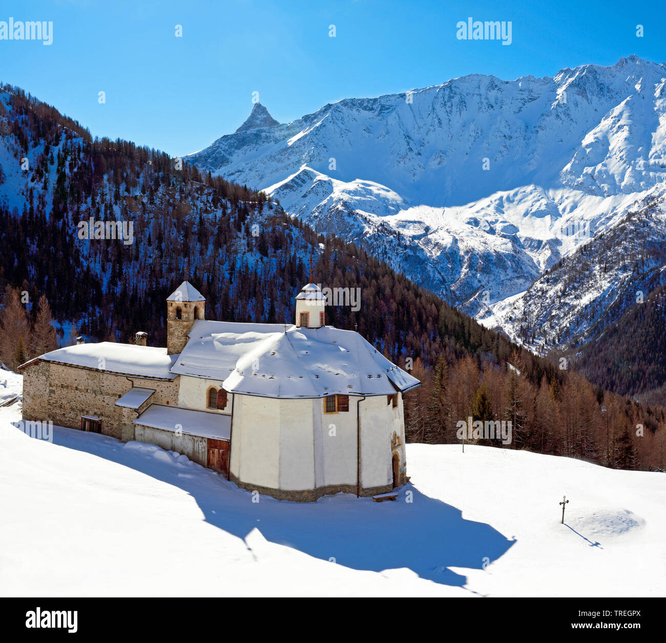 Church of Notre Dame des Vernettes built at the 18 th century near the village of Peisey Vallandry in Tarentaise valley, national park of Vanoise in the background, France, Savoie, Vanoise National Park Stock Photo