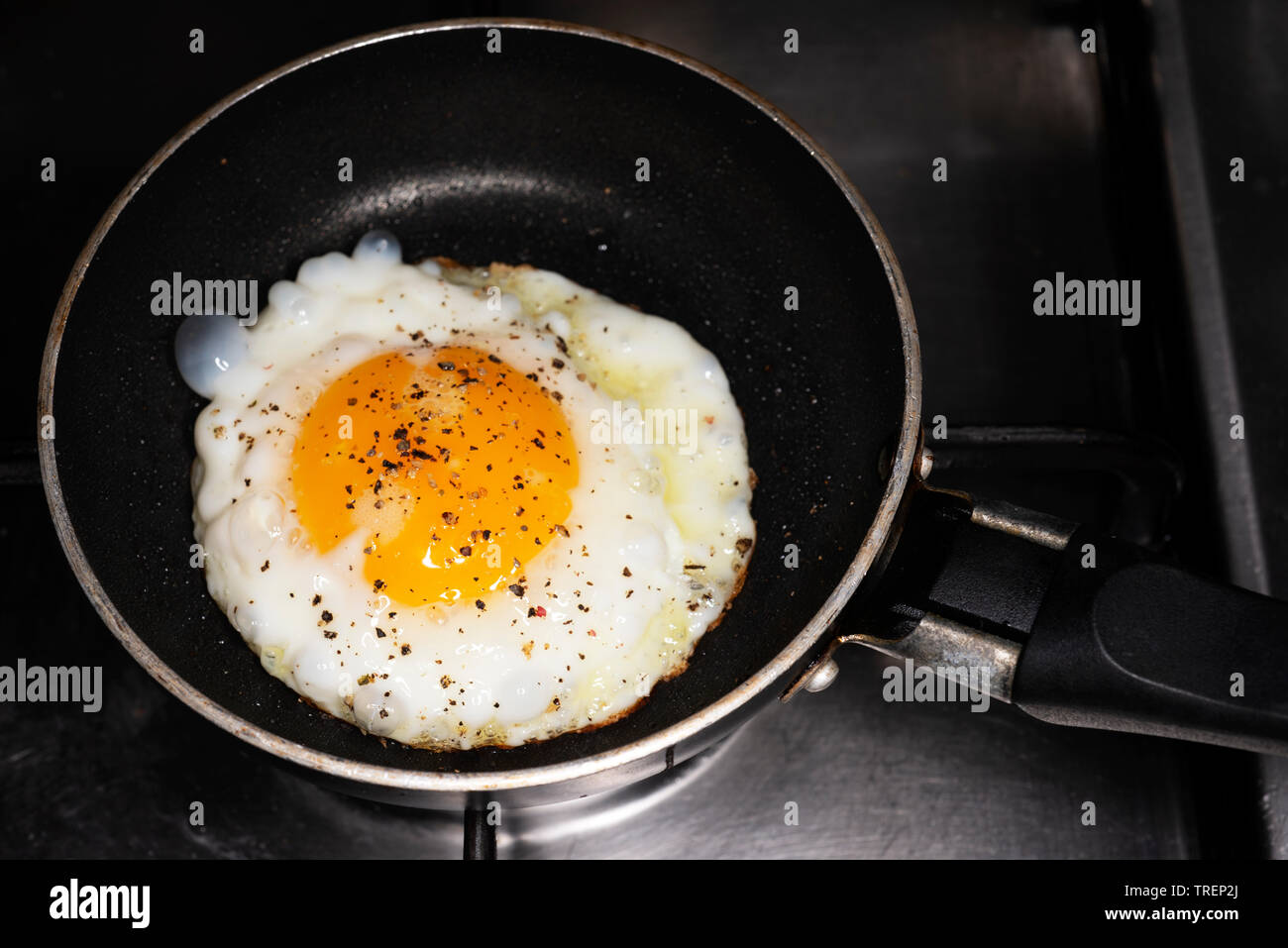 Single egg frying pan Stock Photo Alamy