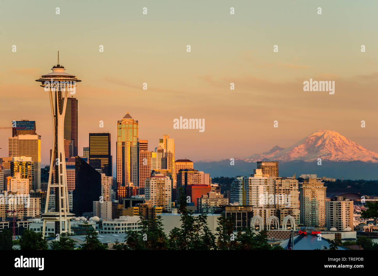 Seattle skyline with a snow-capped Mount Rainier in background at Sunset Stock Photo