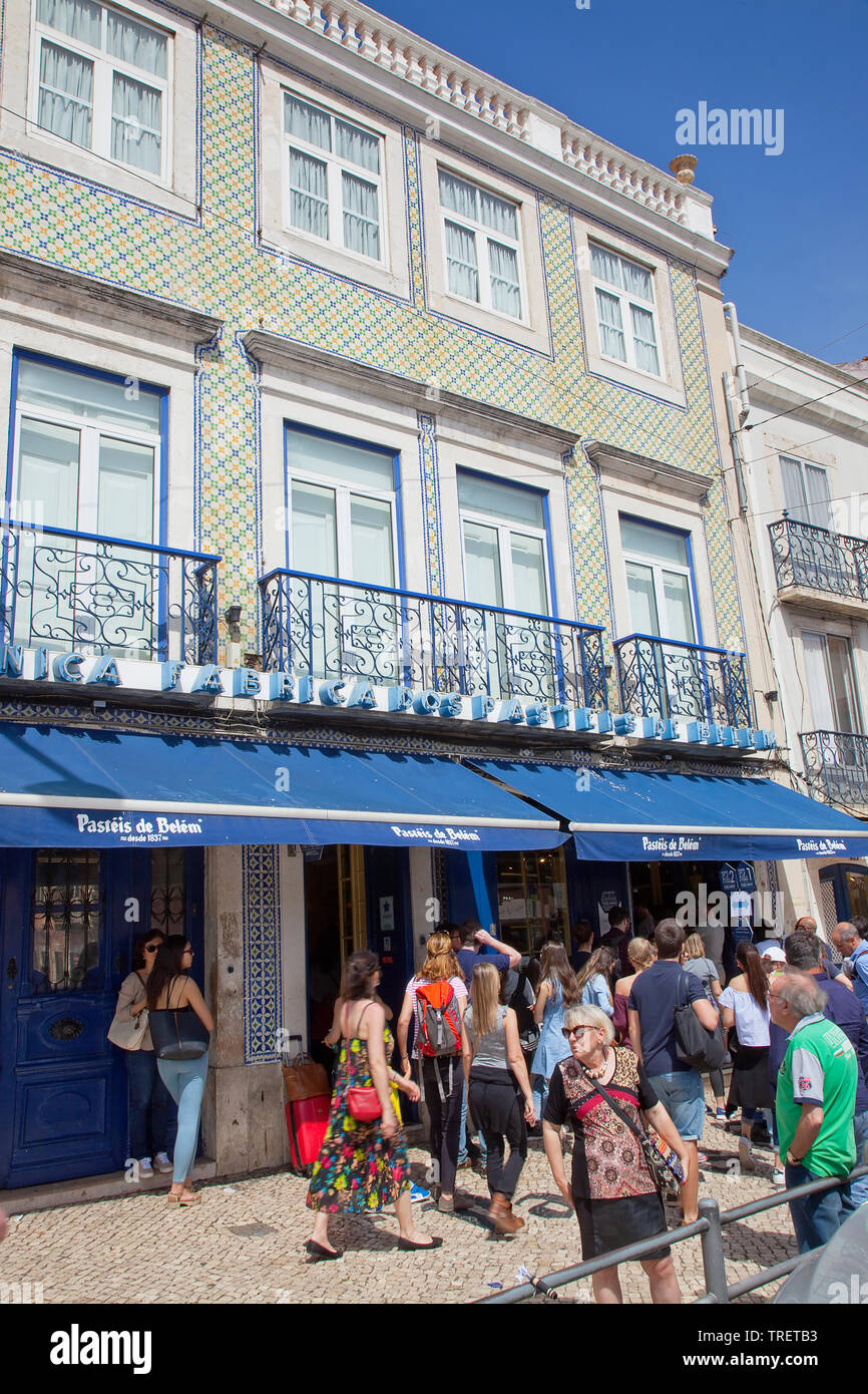 Portugal, Estredmadura, Lisbon, Belem, People queuing outside Pasteis