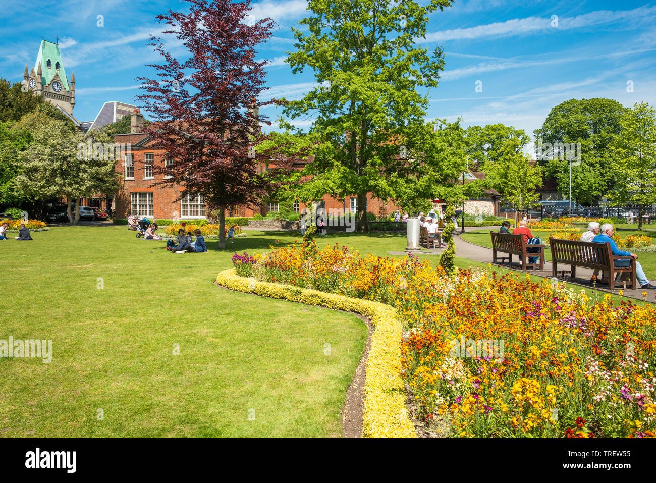 Abbey Gardens With Abbey House And The Winchester Guildhall In The abbey-gardens-with-abbey-house-and-the-winchester-guildhall-in-the