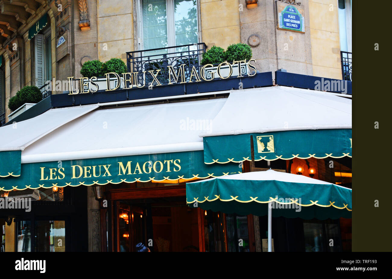 Les Deux Magots, famous café in the Saint-Germain-des-Prés area of Paris, rendez-vous of the literary and intellectual élite of the city. Paris, Franc Stock Photo
