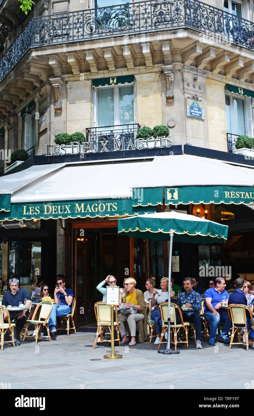 Les Deux Magots, famous café in the Saint-Germain-des-Prés area of Paris, rendez-vous of the literary and intellectual élite of the city. Latin Quarte Stock Photo
