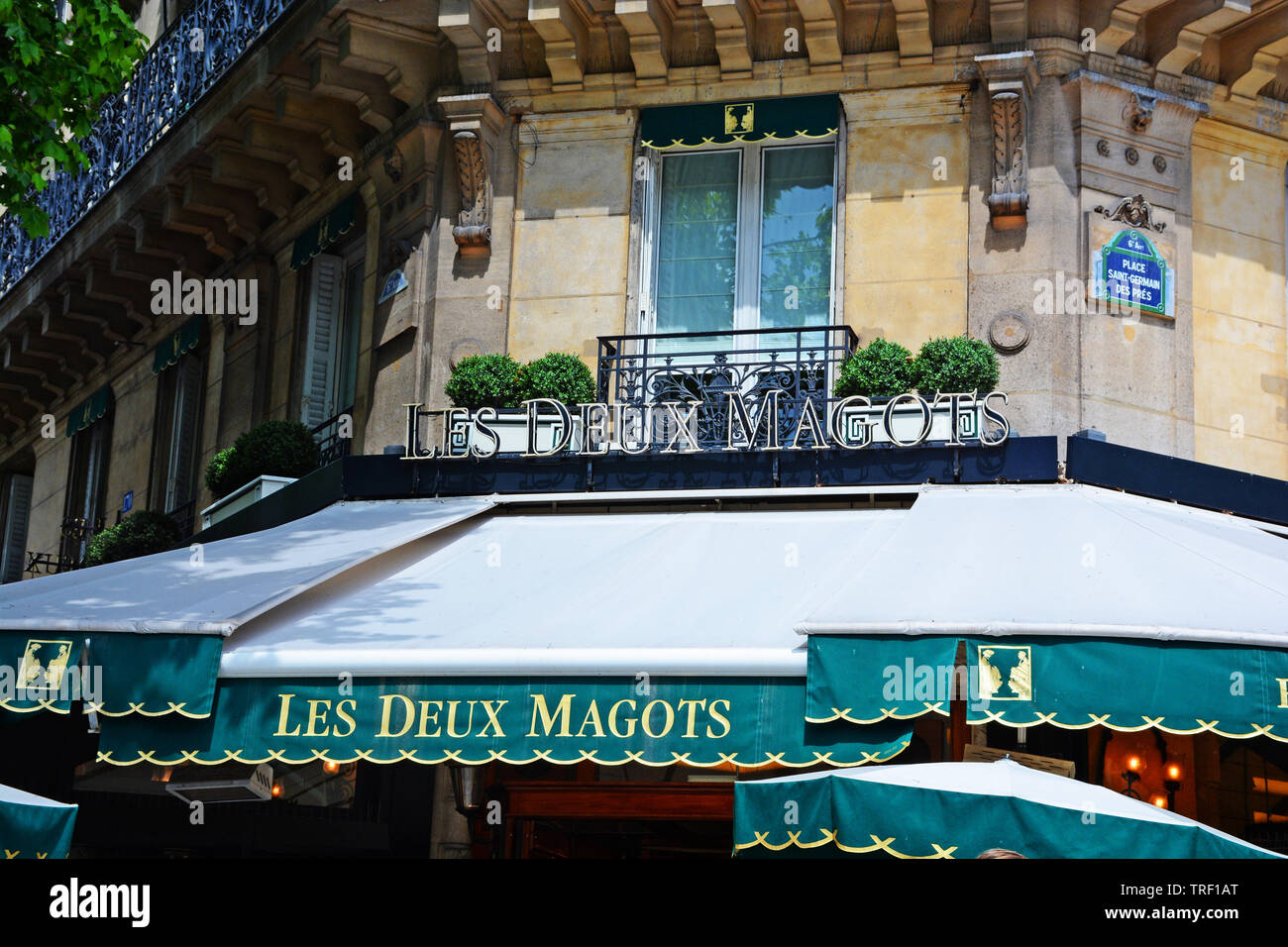 Les Deux Magots, famous café in the Saint-Germain-des-Prés area of Paris, rendez-vous of the literary and intellectual élite of the city. Latin Quarte Stock Photo