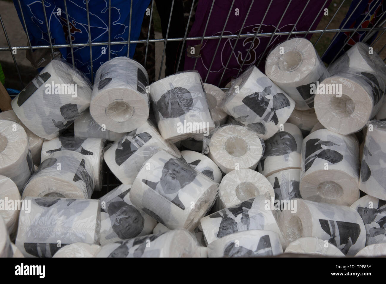 https://c8.alamy.com/comp/TRF83Y/printed-toilet-roll-of-president-trump-on-offer-in-parliament-square-TRF83Y.jpg