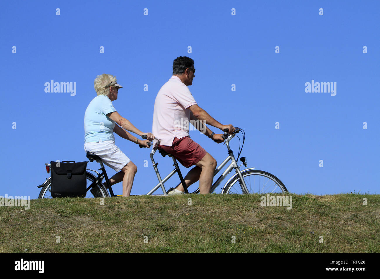 Vélo Tandem Homme Femme Hi-res Stock Photography And Images - Alamy