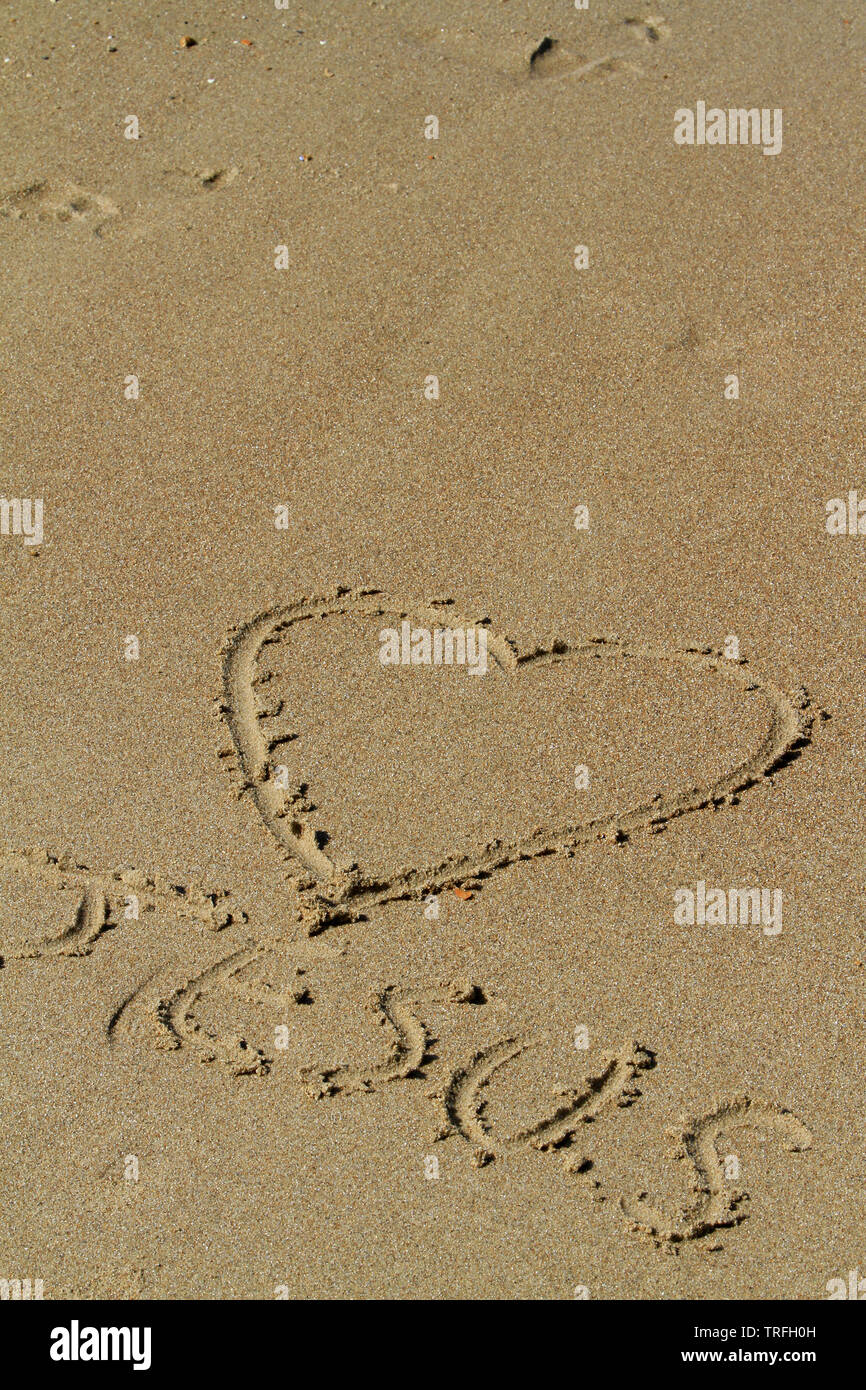 Le nom de Jésus mentionné sous un coeur sur le sable. Knokke-le-Zoute. Belgique. Stock Photo
