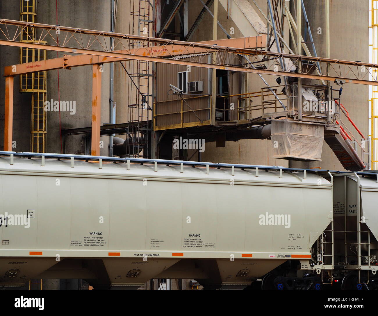 Loading grain into railroad car hires stock photography and images Alamy