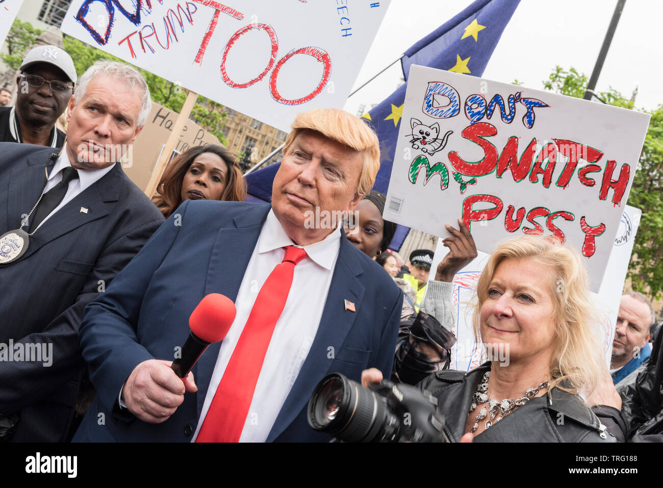 Donald Trump impersonator Dennis Alan & artist Alison Jackson in Parliament Square during Anti Trump demonstration during state visit Stock Photo