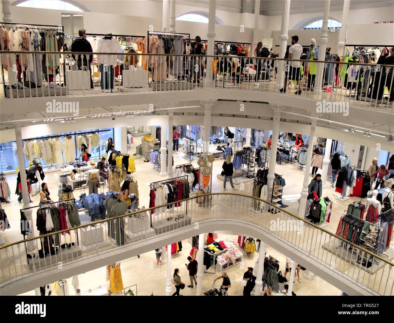 people and shops in Zara fashion store in Rome Stock Photo - Alamy