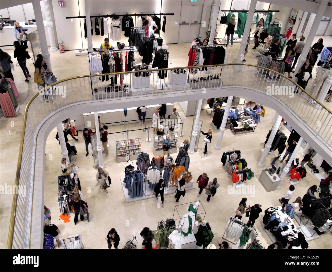 people and shops in Zara fashion store in Rome Stock Photo - Alamy