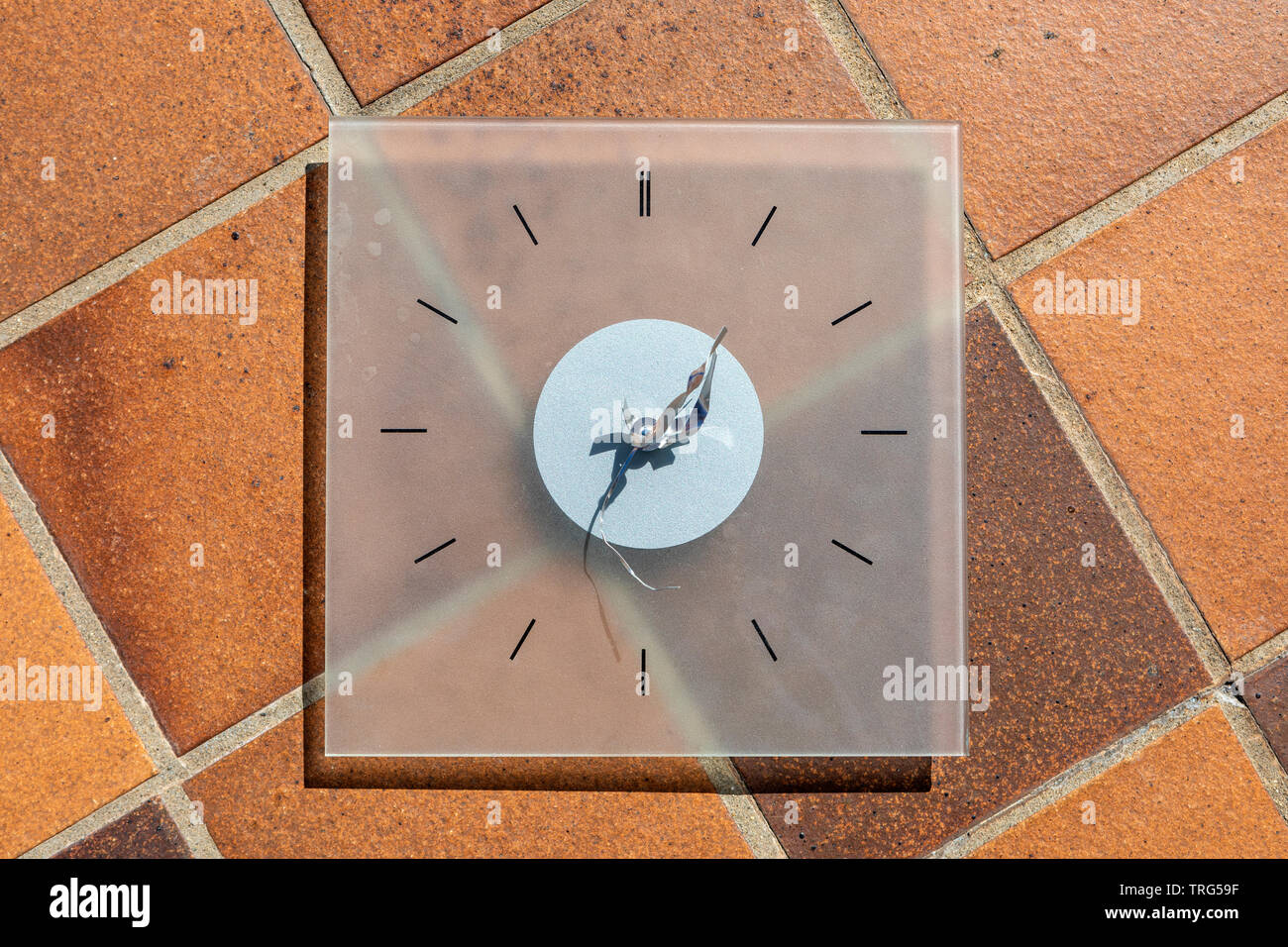 Broken clock hires stock photography and images Alamy