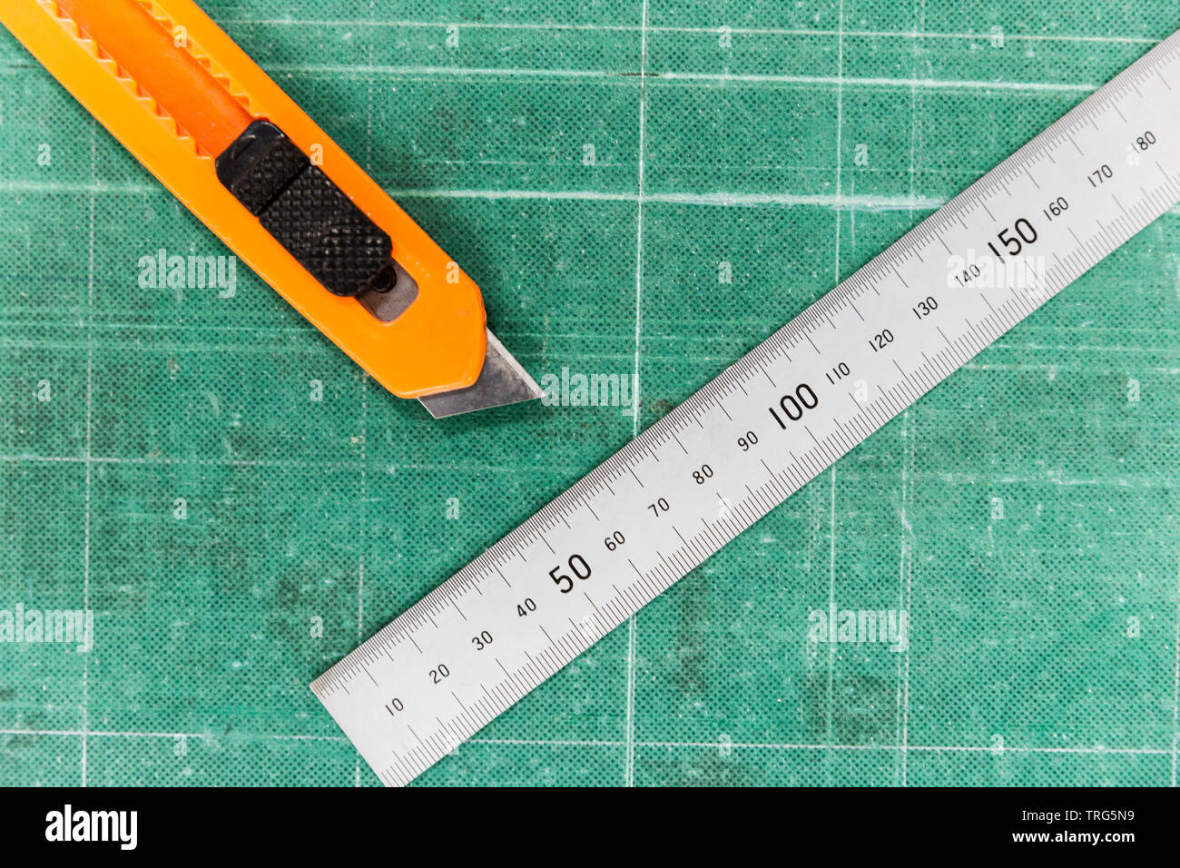 Stanley knife on top of green cutting board Stock Photo Alamy