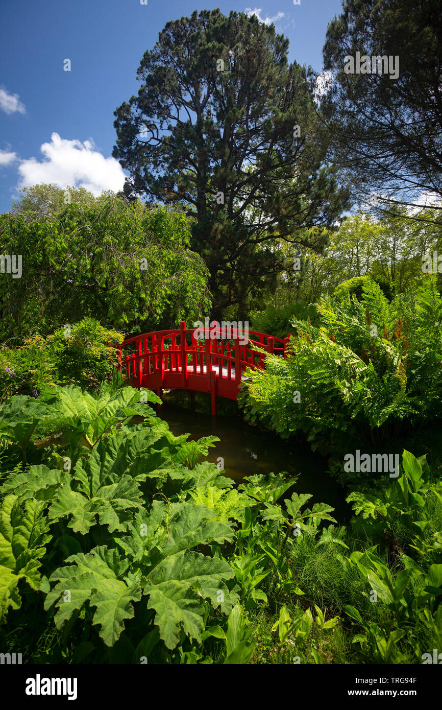 The small red wooden footbridge of the Bayonne botanical garden (France). This ornamental garden has been laid out according to a Japanese model. Stock Photo