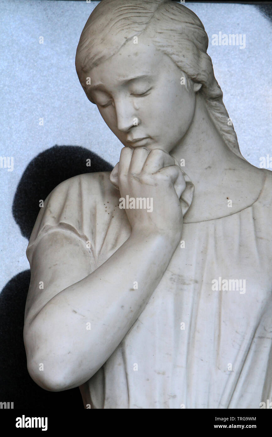 Statue d'une jeune femme pleurant. Cimetière de Vysehrad. Prague. République Tchèque. Stock Photo
