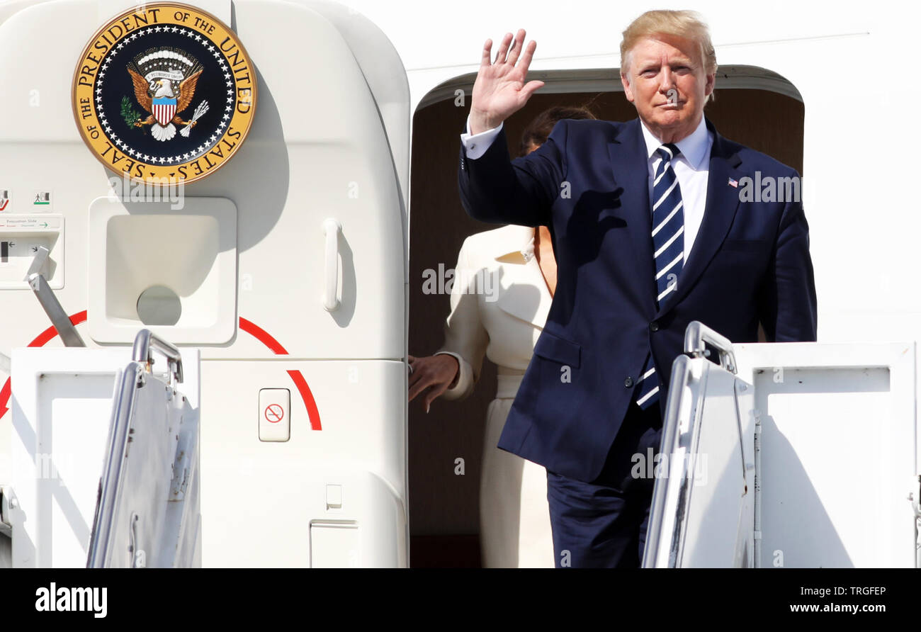 Shannon Airport, Ireland. 05th June, 2019. 5/6/2019. United States President of America Donald Trump Visits Ireland. Pictured is the President of the United States Mr Donald Trump and the First Lady Melania cominthe step of Airforce One while arriving at Shannon Airport, Ireland. Photo: Leah Farrell / RollingNews Credit: RollingNews.ie/Alamy Live News Stock Photo