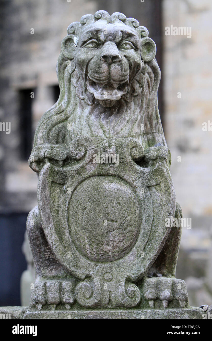 Statue en pierre en forme de lion