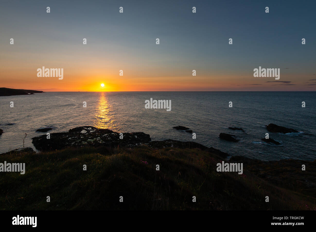Beautiful sunrise over ocean hi-res stock photography and images - Alamy