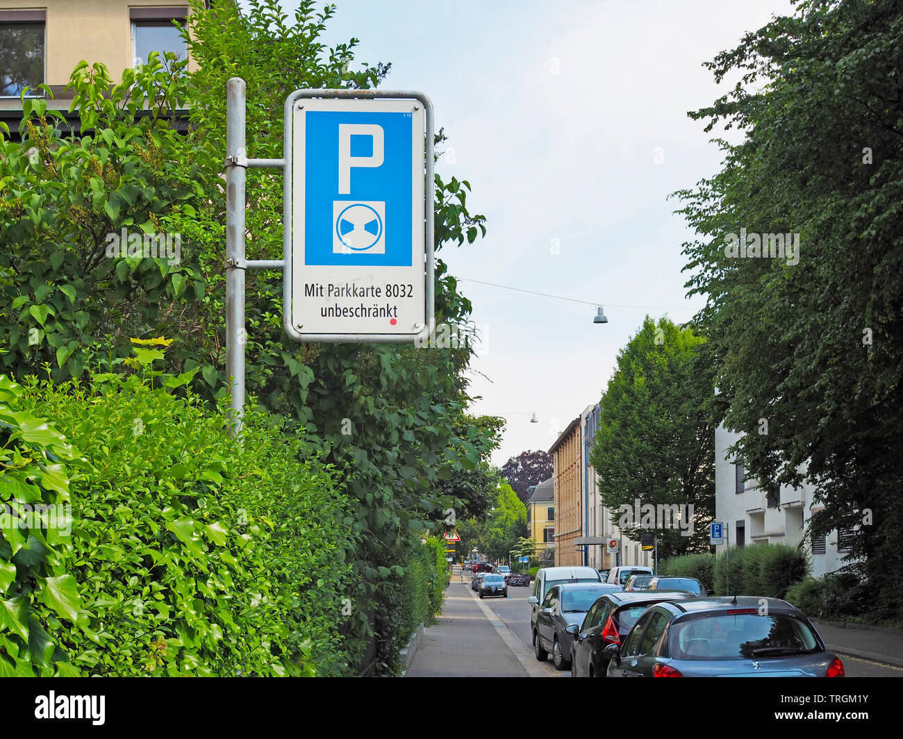 Parkschild für blaue Zone in der Stadt Zürich Stock Photo