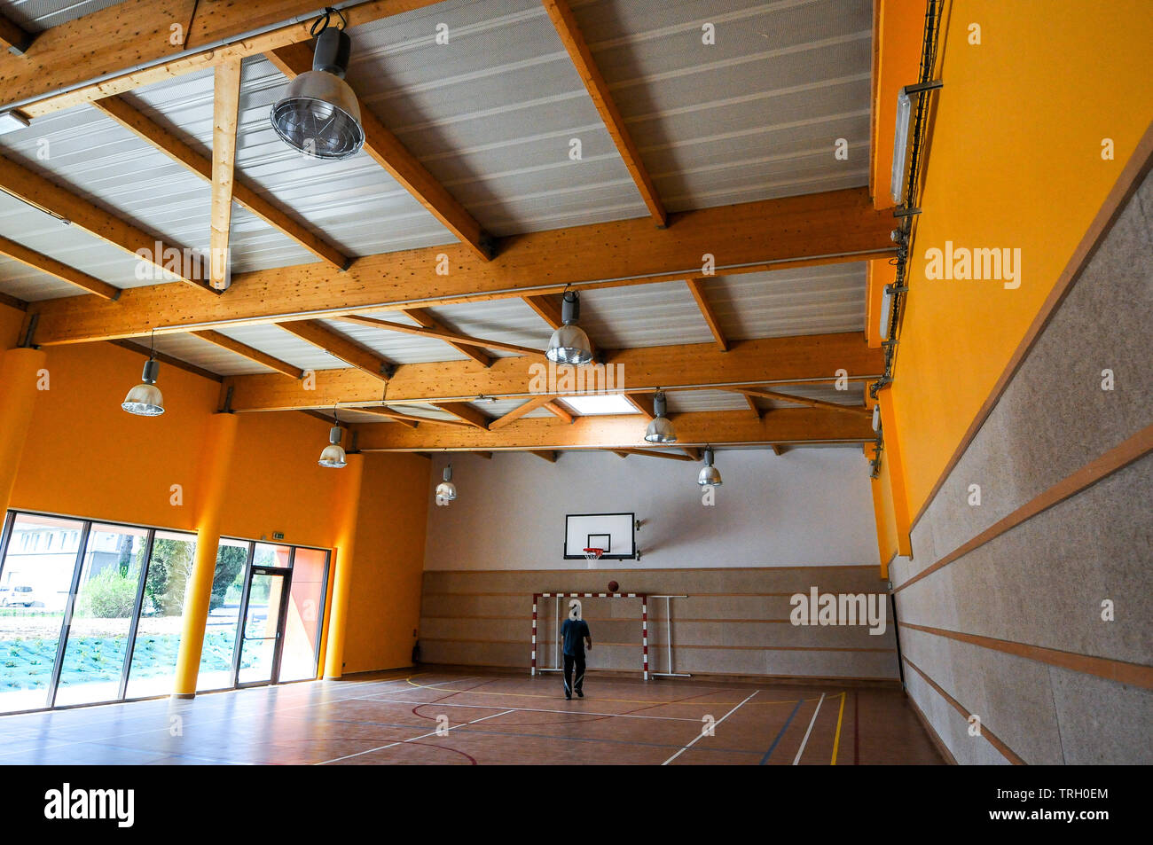 Homme debout dans une salle de sport l'entraînement avec un sac de sable  Photo Stock - Alamy