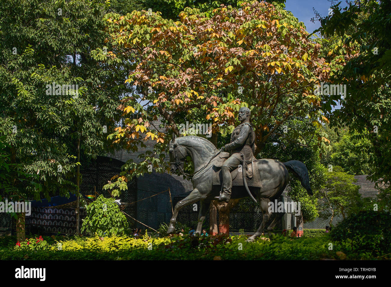 05 Mar 2004 Kalaghoda bronze statue of king Edward vii prince of wales