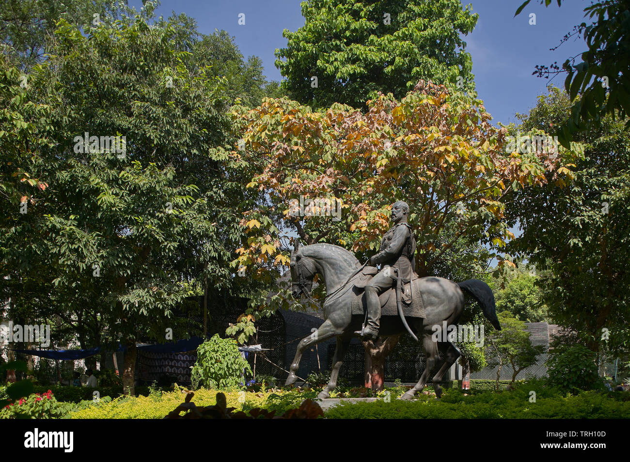 05 Mar 2004 Kalaghoda bronze statue of king Edward vii prince of wales