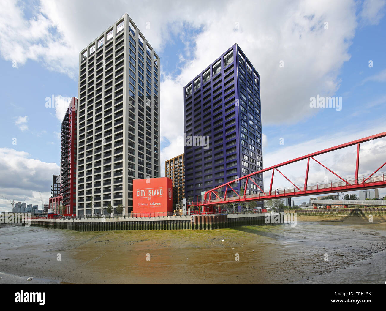 City Island, a new residential development within a loop of the River Lea, London.  Shows bridge to Canning Town, Corson House, Bridgewater House. Stock Photo