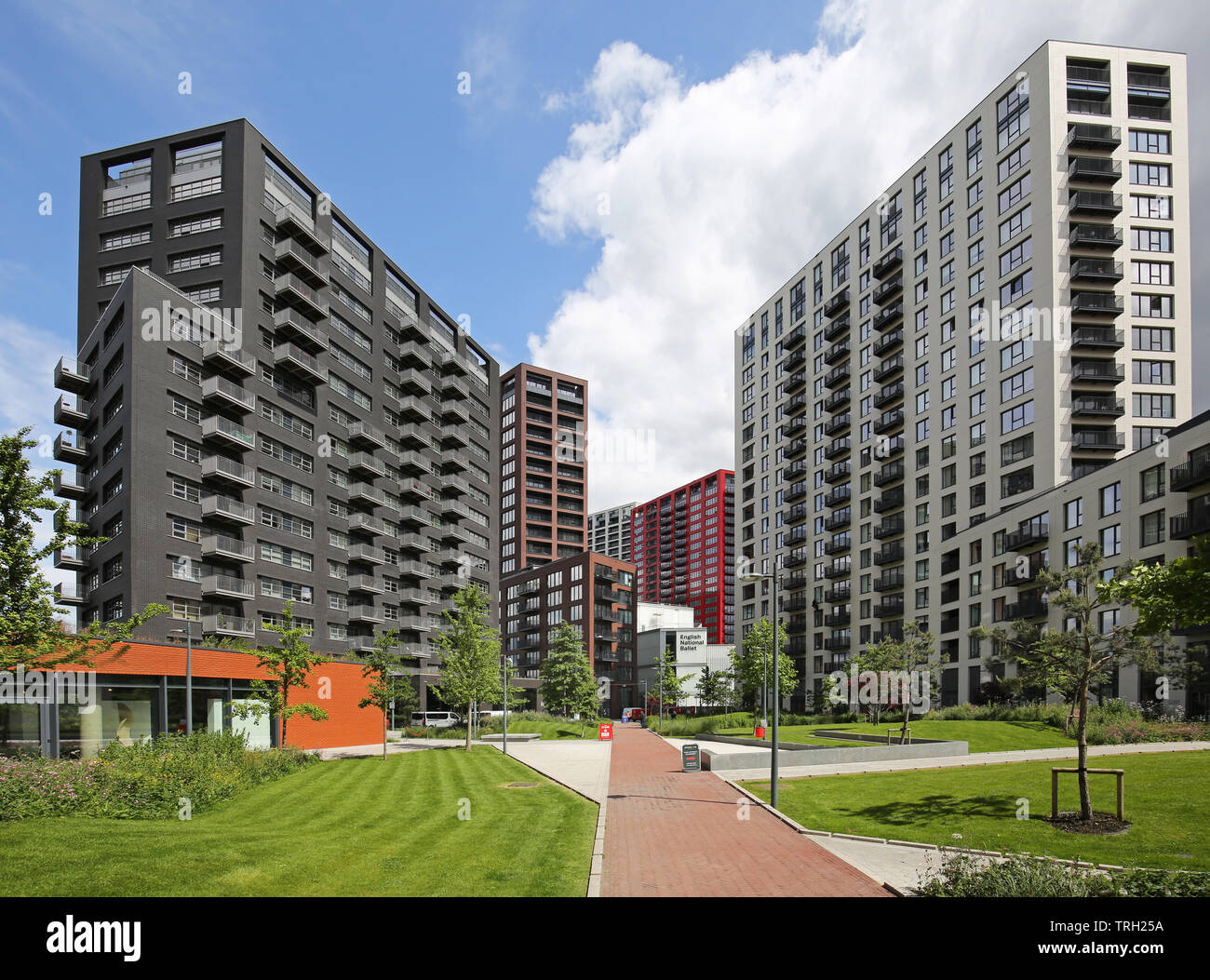 City Island residential development on the River Lea at Canning Town, London. Shows Botanic Square, Kent building (left) and Grantham House (right) Stock Photo