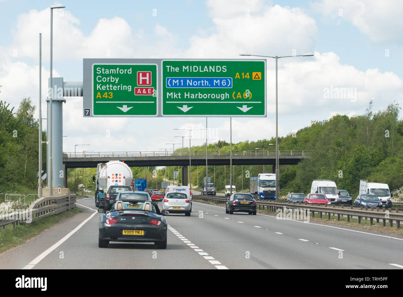 M1 road sign hi-res stock photography and images - Alamy