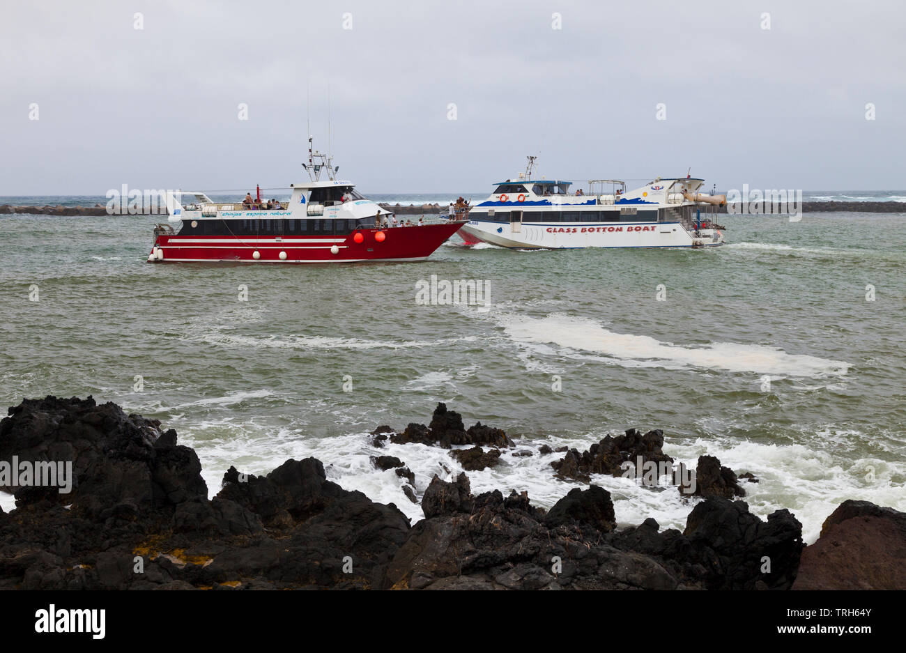 Ferry barco excursiones turísticas entrando a puerto. Pueblo Orzola. Isla  Lanzarote. Provincia Las Palmas. Islas Canarias. España Stock Photo