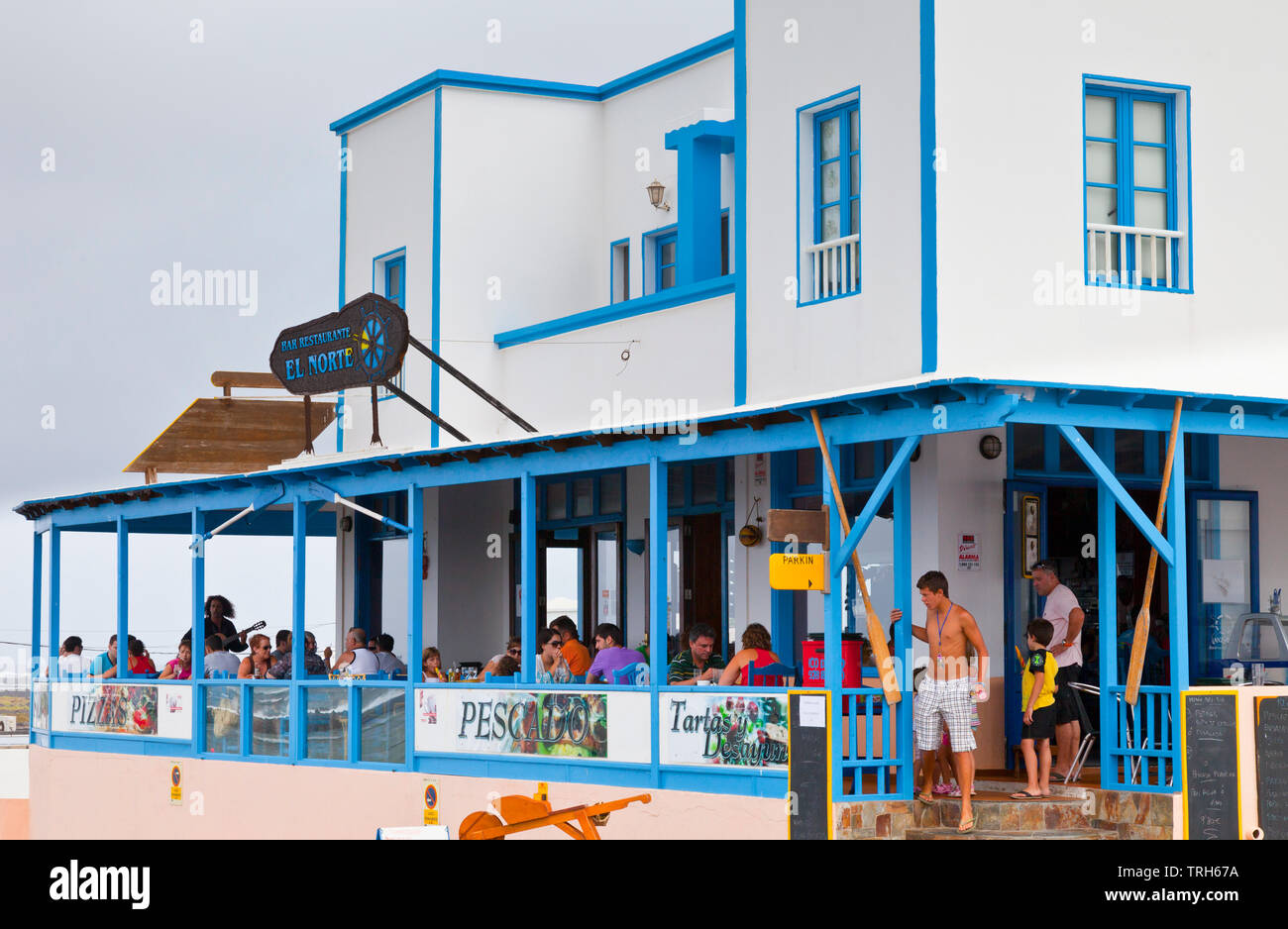 Restaurante junto al puerto. Pueblo Orzola. Isla  Lanzarote. Provincia Las Palmas. Islas Canarias. España Stock Photo