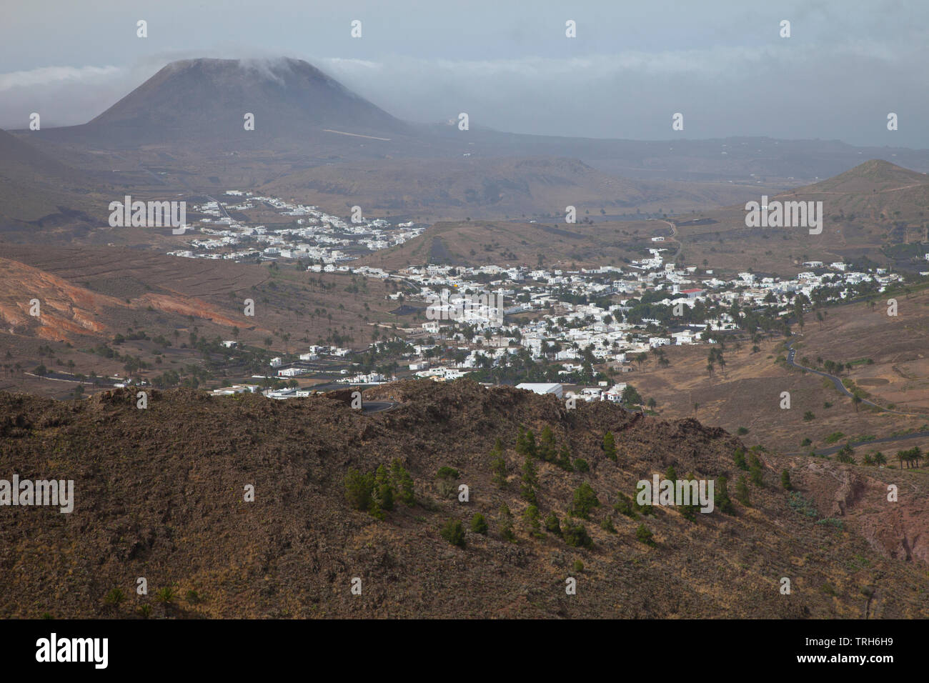 Panorámica del valle y pueblo Haría y al fondo volcán de la Corona. Isla  Lanzarote. Provincia Las Palmas. Islas Canarias. España Stock Photo - Alamy