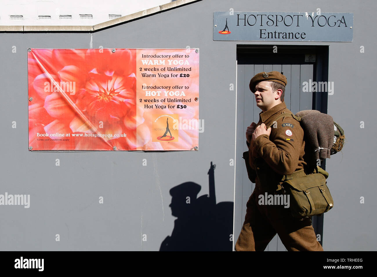 Portsmouth, UK. 6th June, 2019. World War II re-enactors walk the original route of the d-day soldiers took through Portsmouth to the landing craft, in Southsea, Portmsouth Thursday June 6, 2019. D-day commemorations marking the 75th anniversary of the d-day landings Photograph : Credit: Luke MacGregor/Alamy Live News Stock Photo