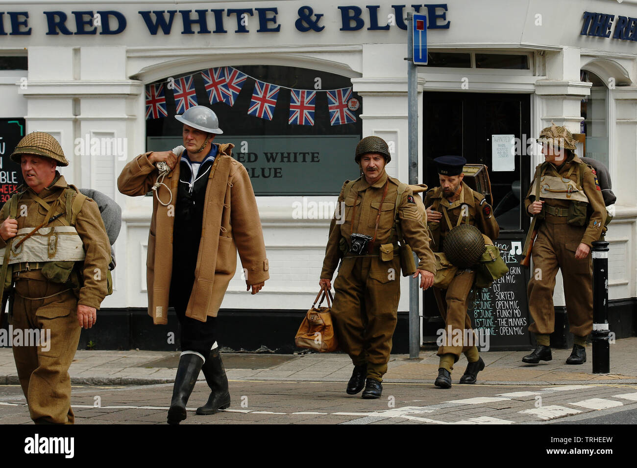 Portsmouth, UK. 6th June, 2019. World War II re-enactors walk the original route of the d-day soldiers took through Portsmouth to the landing craft, in Southsea, Portmsouth Thursday June 6, 2019. D-day commemorations marking the 75th anniversary of the d-day landings Photograph : Credit: Luke MacGregor/Alamy Live News Stock Photo