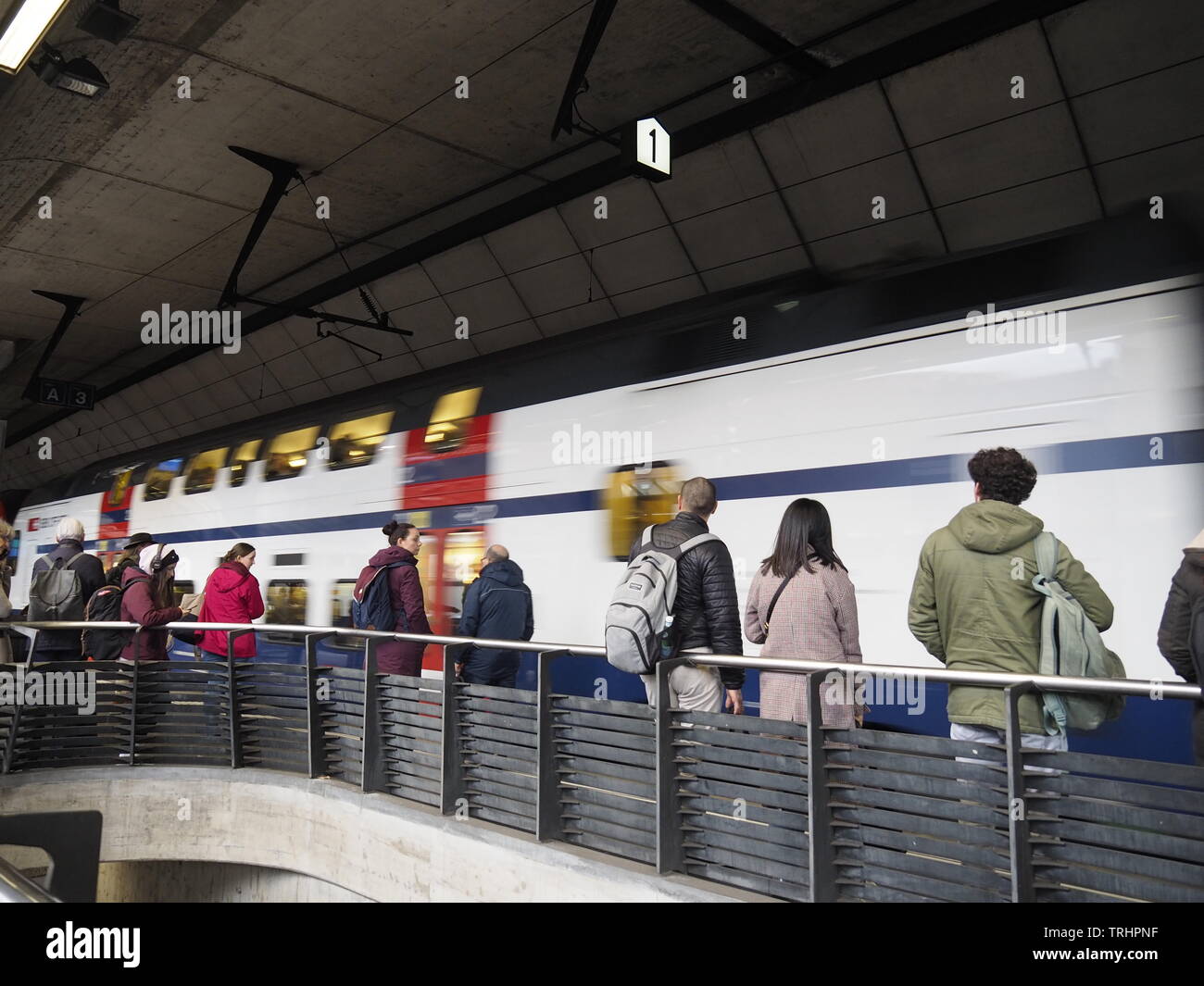 S-Bahn (SBB) am Bahnhof Zürich-Stadelhofen mit Pendlern Stock Photo