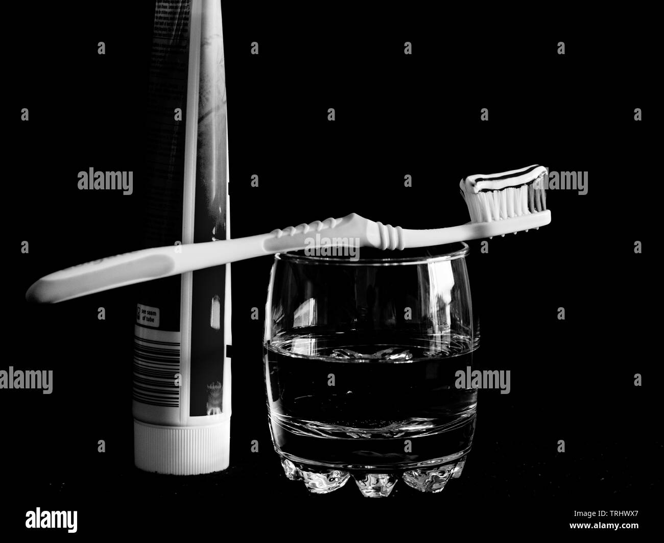 Zähne putzen gehört zu den alltäglichen Handlungen , hier in schwarz-weiß als Kunstobjekt Stock Photo
