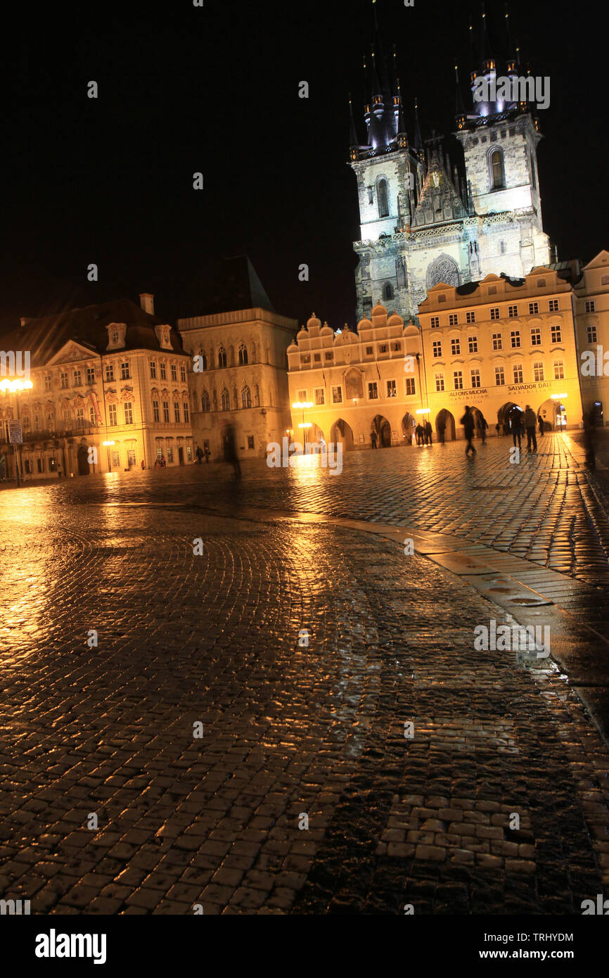 La place de la Vieille Ville et la cathédrale Saint-Guy de nuit. Prague. Czech Republic. Stock Photo