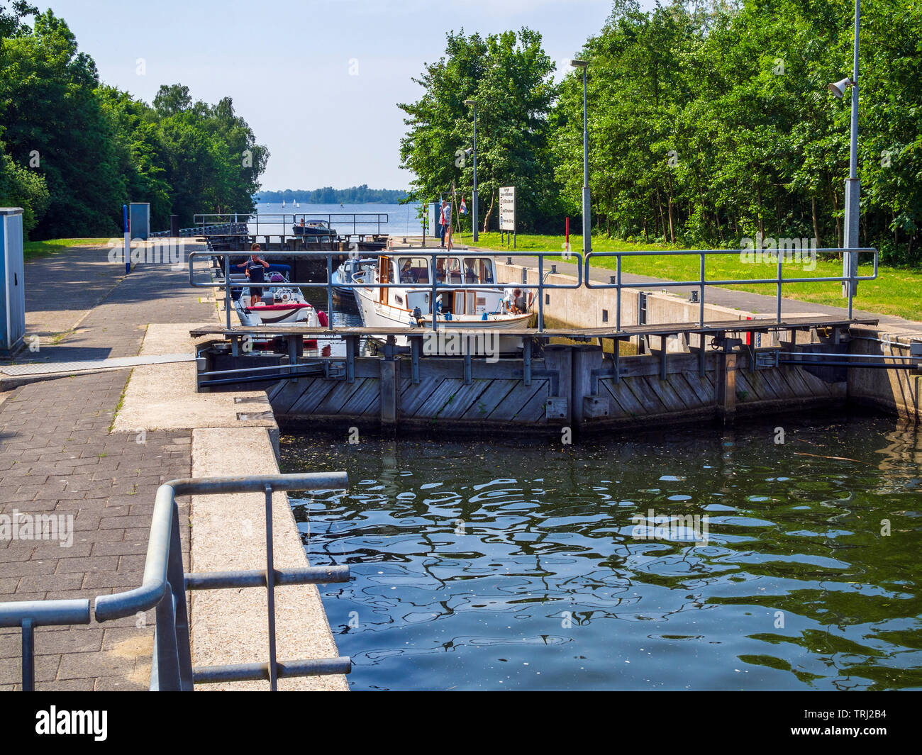 Boats in the lock connecting the  Spiegelplas ('Mirrorlake') with the river Vecht in Nederhorst den Berg. Stock Photo