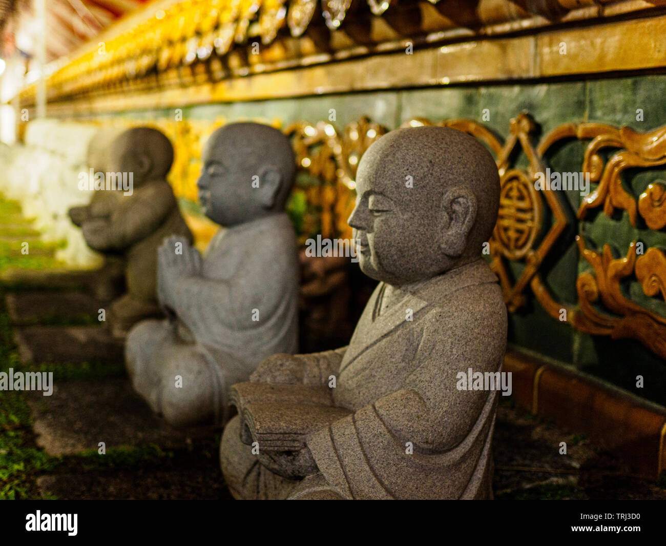 Buddhist statue cross legged hires stock photography and images Alamy