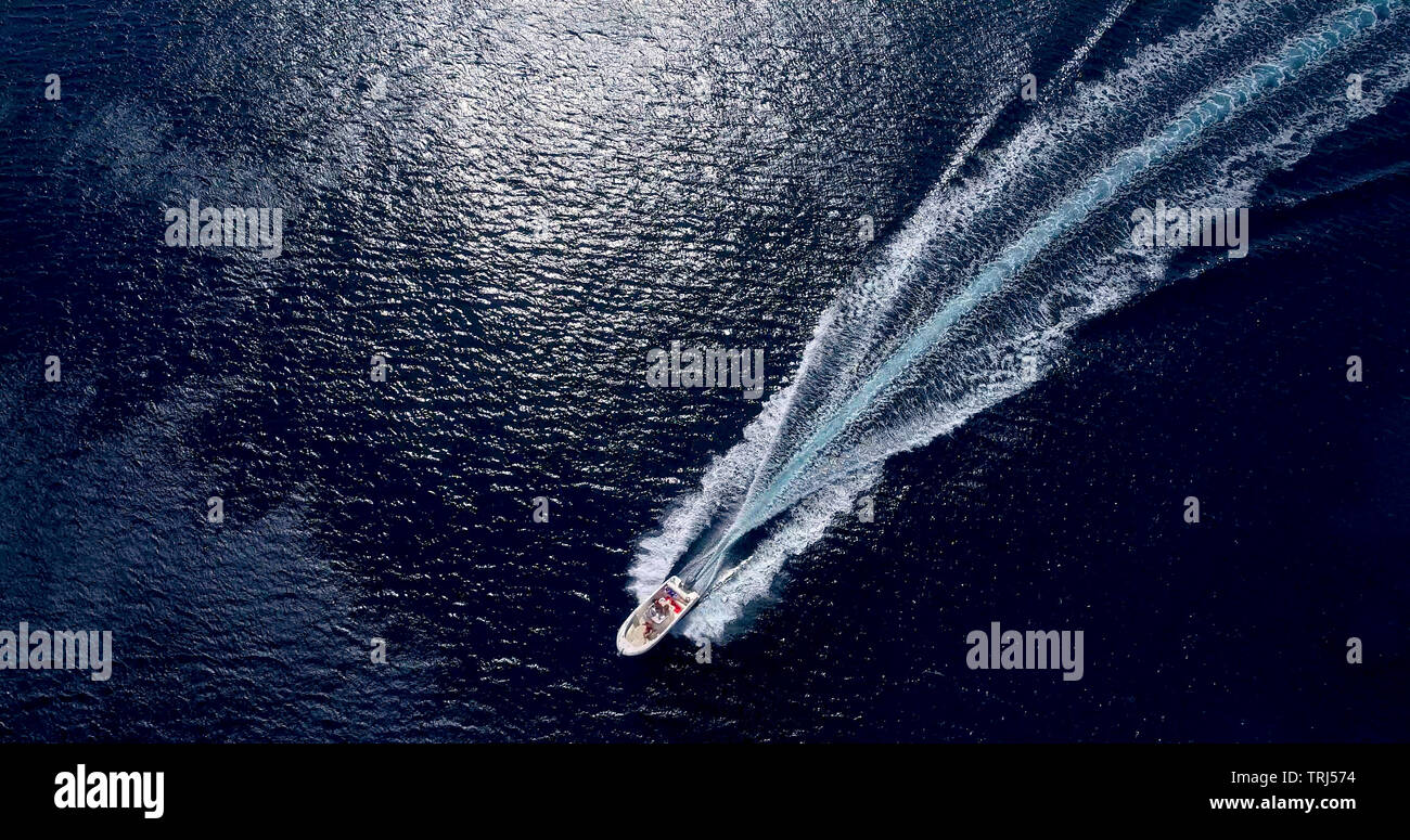 Boat leaving wake behind hi-res stock photography and images - Alamy